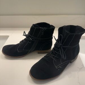 Earth Origins Adara Black Suede Women’s  Boots. Size 10 medium.